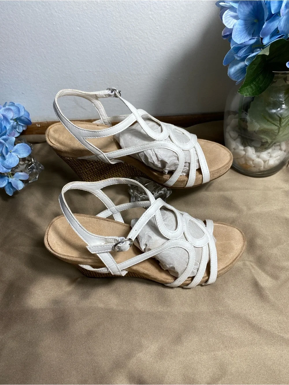 Kelly & Katie white strappy wedge sandals Size 7.5